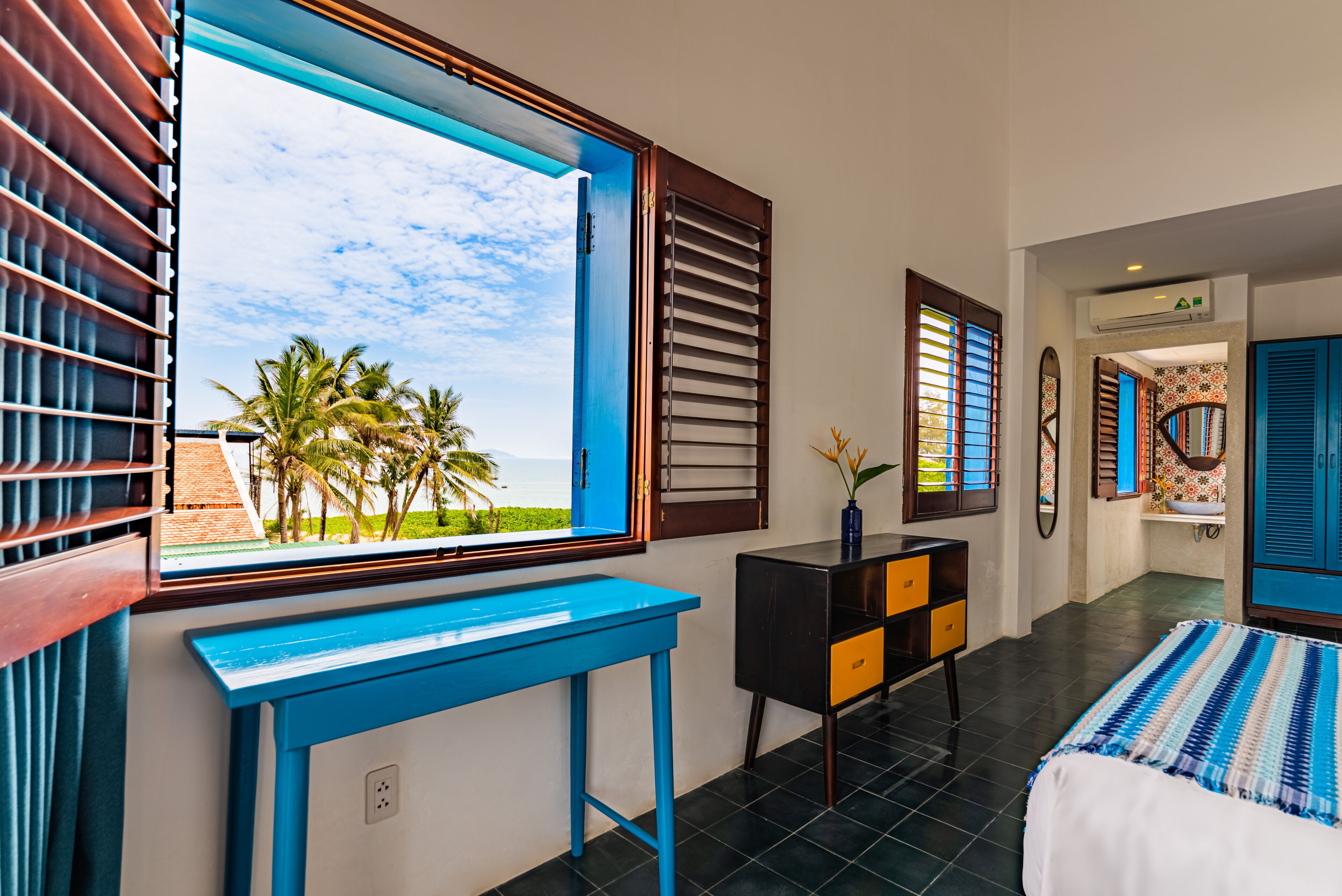 deluxe apartment, 3 bedrooms, ocean view | minibar, individually decorated, individually furnished, desk