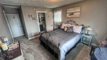 Standard Room, 1 Queen Bed | Soundproofing, free WiFi, bed sheets