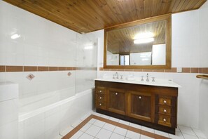 House, 3 Bedrooms | Bathroom | Combined shower/tub, free toiletries, hair dryer, towels - Airlie Getaway - Views (Airlie Beach)