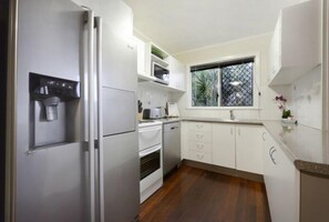 House, 3 Bedrooms | Private kitchen | Full-size fridge, microwave, oven, stovetop