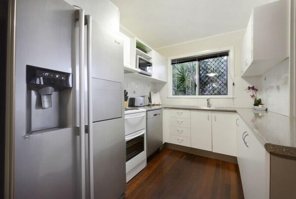 House, 3 Bedrooms | Private kitchen