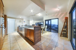 Private kitchen - Airlie Harbour 3 Bedroom Apartment (Airlie Beach)