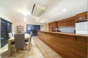 Appartement, 3 chambres | Cuisine privée | Grand réfrigérateur, micro-ondes, four, plaque de cuisson