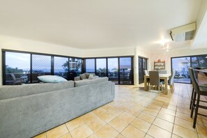 Televisión de pantalla plana, reproductor de DVD