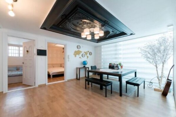 Flat-screen TV - King Kong Guest House (Seoul)