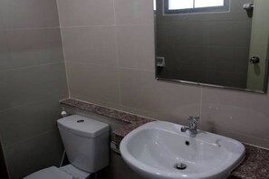 Een douche, gratis toiletartikelen, handdoeken