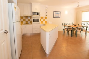 Apartment, 3 Bedrooms | Private kitchen | Full-size fridge, microwave, oven, stovetop - Beach Court (Cannonvale)