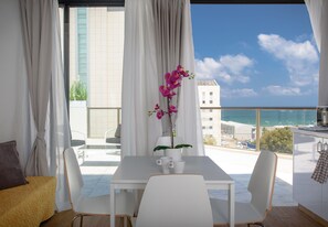 Panoramic Penthouse | In-room dining - Beach View Apartments and Studios (Tel Aviv)