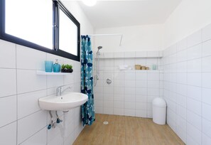 Panoramic Penthouse | Bathroom | Shower, designer toiletries, hair dryer, towels