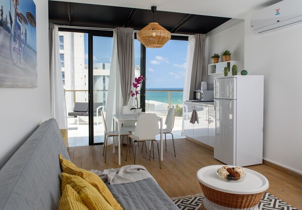 Living area - Beach View Apartments and Studios (Tel Aviv)