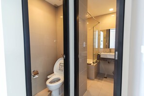 Bathtub dan shower terpisah dan bathtub besar