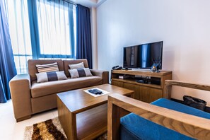 開放式套房 | 起居區 | 32-吋平面電視、有線頻道、電視、 DVD 播放機