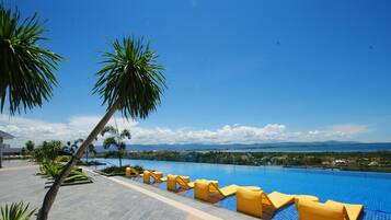 Kolam renang terbuka, dibuka dari pukul 6:00 hingga 22:00, payung kolam