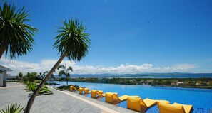 Kolam renang outdoor, dengan payung kolam renang dan kursi berjemur