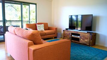 House, 4 Bedrooms | Interior entrance