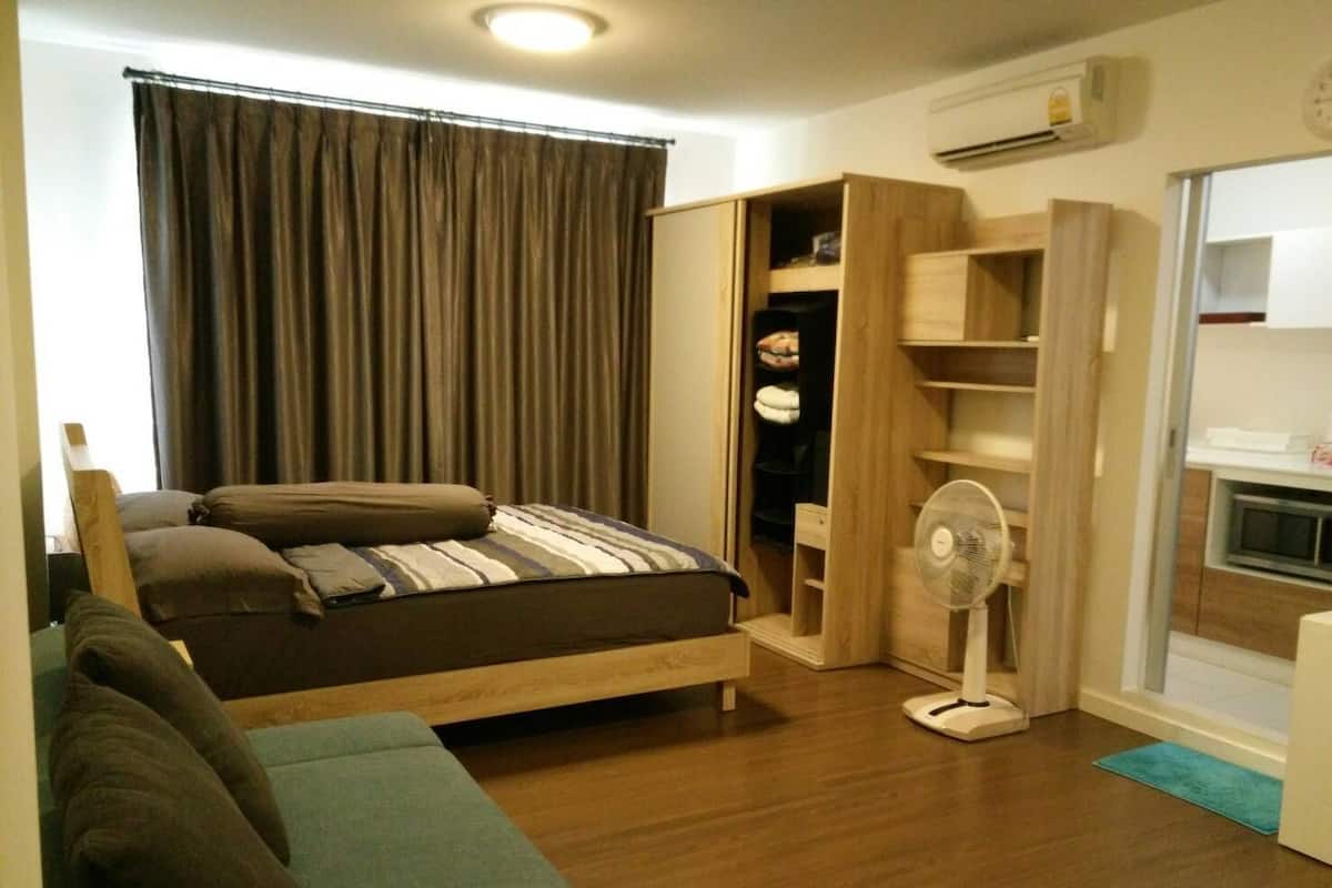 Relax Room | Desk, blackout curtains, free WiFi