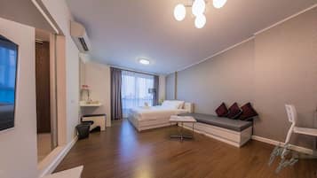 Deluxe Room | Meja, langsir/tirai gelap terus, Wi-fi percuma
