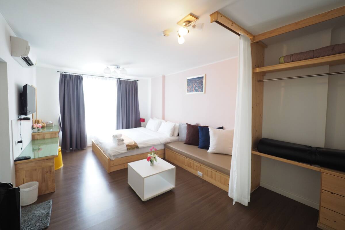 Dream Room  | Schreibtisch, Verdunkelungsvorhänge, kostenloses WLAN
