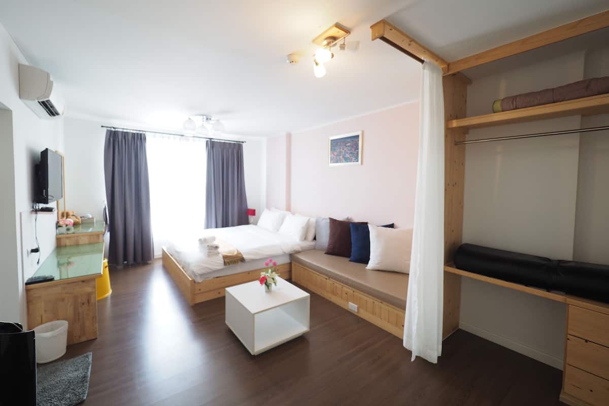 Dream Room | Desk, blackout curtains, free WiFi
