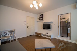 Quarto luxo | Área de estar | TV de tela plana 43 polegadas com canais a cabo, TV