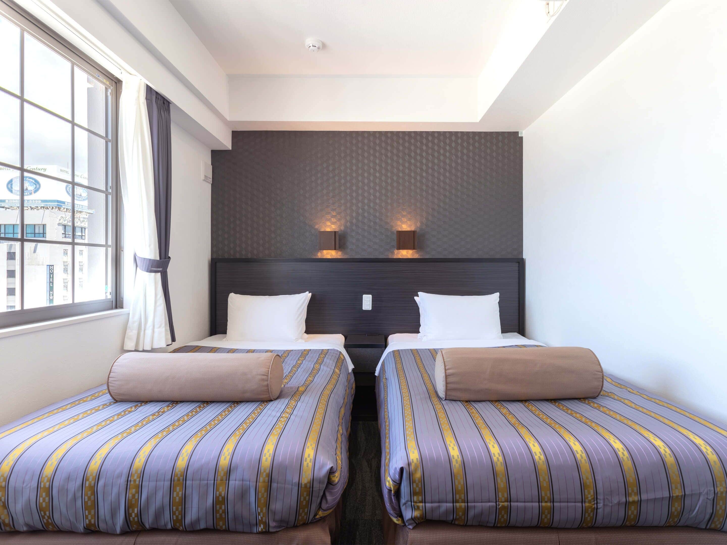 twin room, corner | in-room safe, desk, soundproofing, free wifi