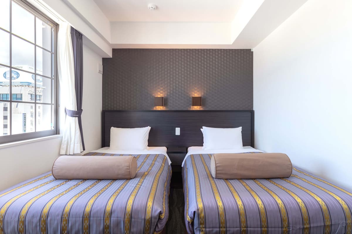 twin room, corner | in-room safe, desk, soundproofing, free wifi