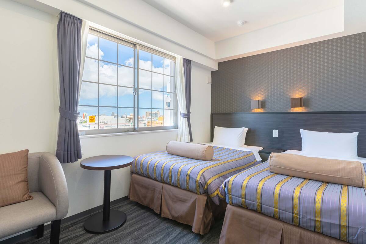 twin room, corner | in-room safe, desk, soundproofing, free wifi