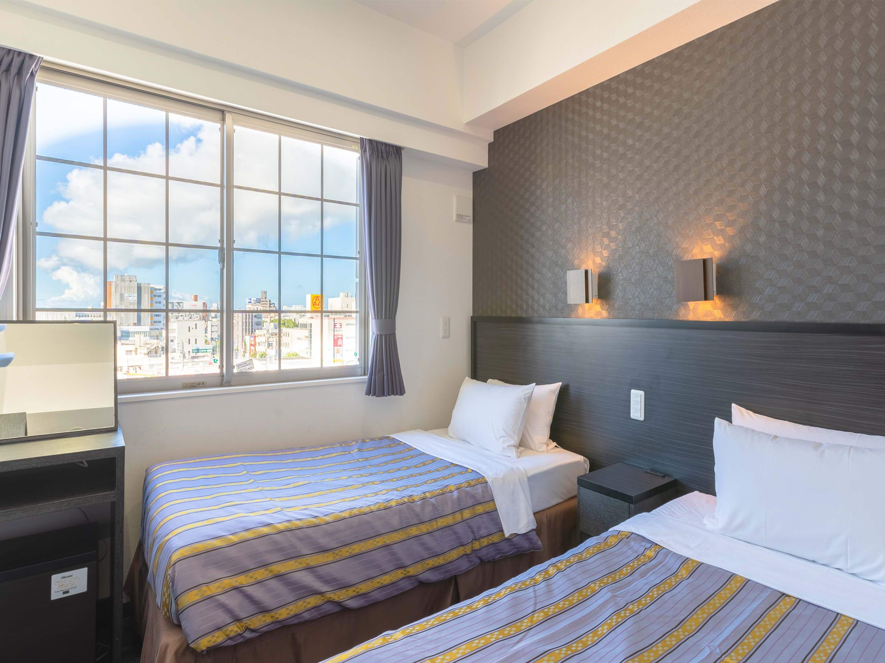 twin room | in-room safe, desk, soundproofing, free wifi