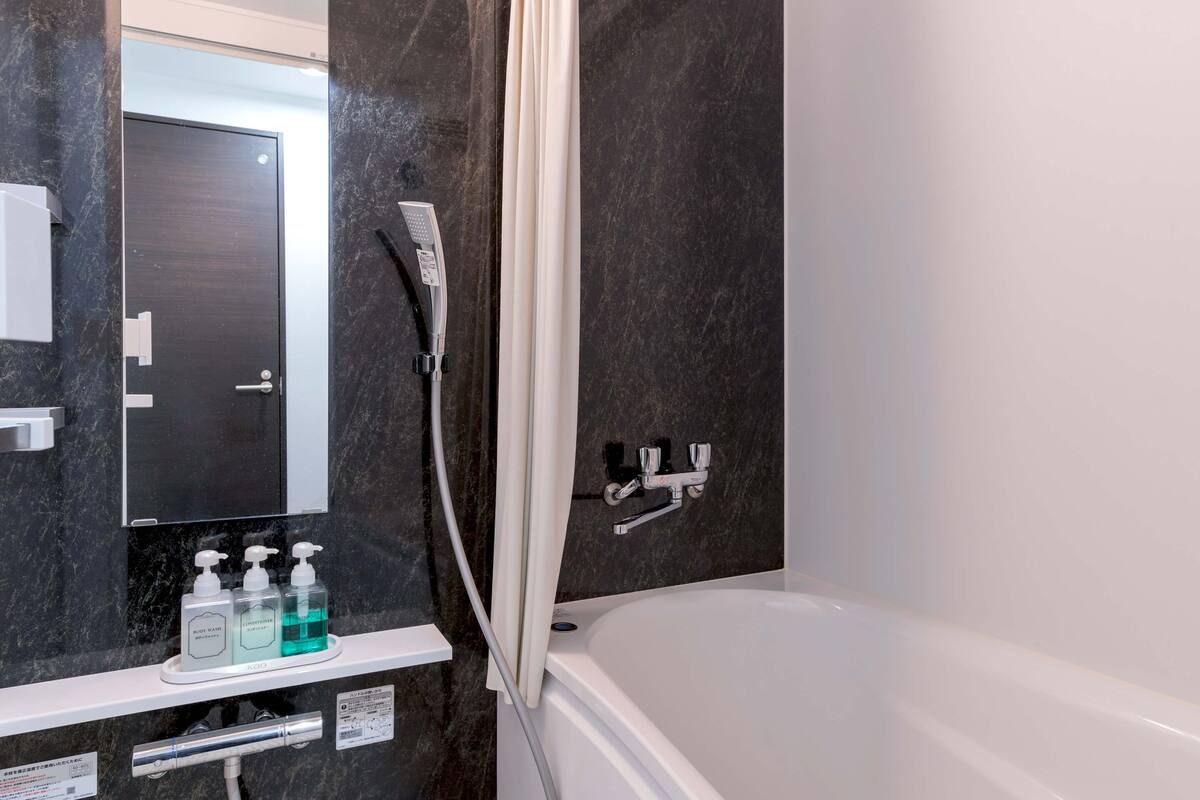 twin room, corner | bathroom | free toiletries, hair dryer, slippers, electronic bidet