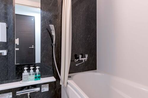 Camera con 2 letti singoli, ad angolo | Bagno | Set di cortesia gratuito, asciugacapelli, pantofole, bidet elettronico