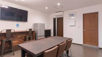 Una televisión de pantalla plana