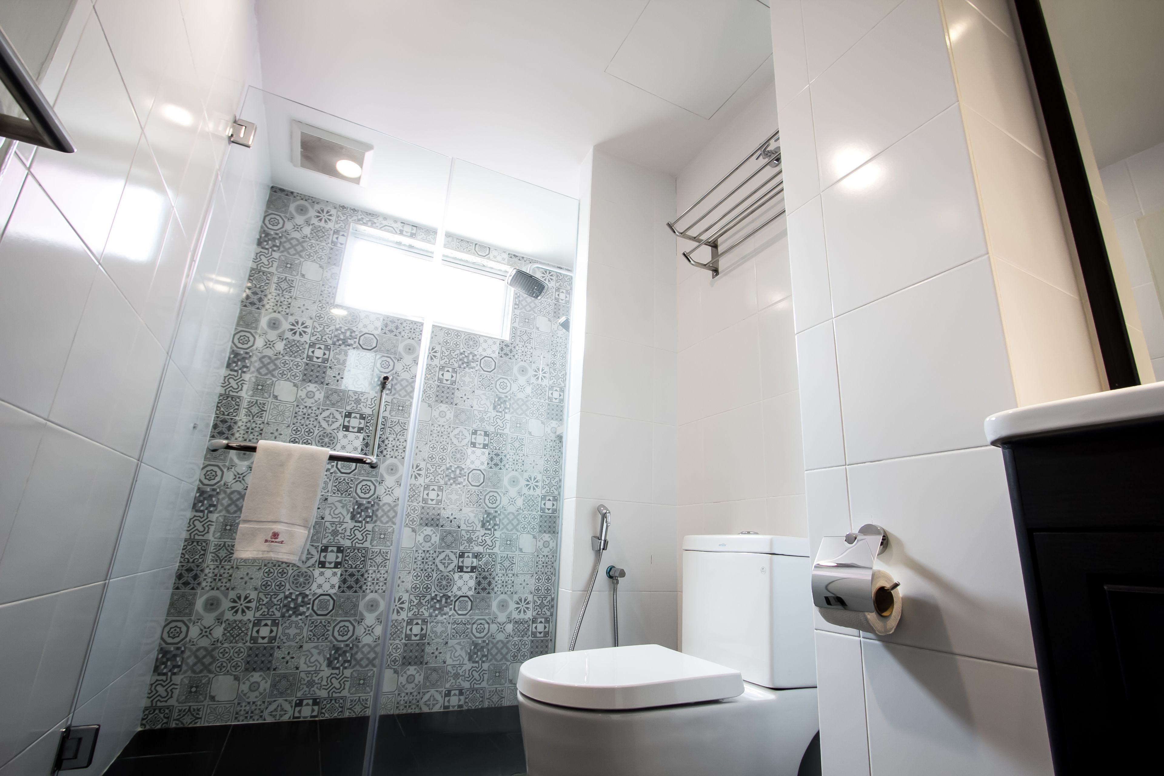 suite | bathroom | shower, free toiletries, hair dryer, towels