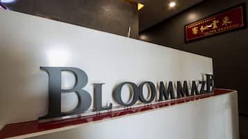 Um sinal com a palavra BLOOMMAZE em letras grandes.