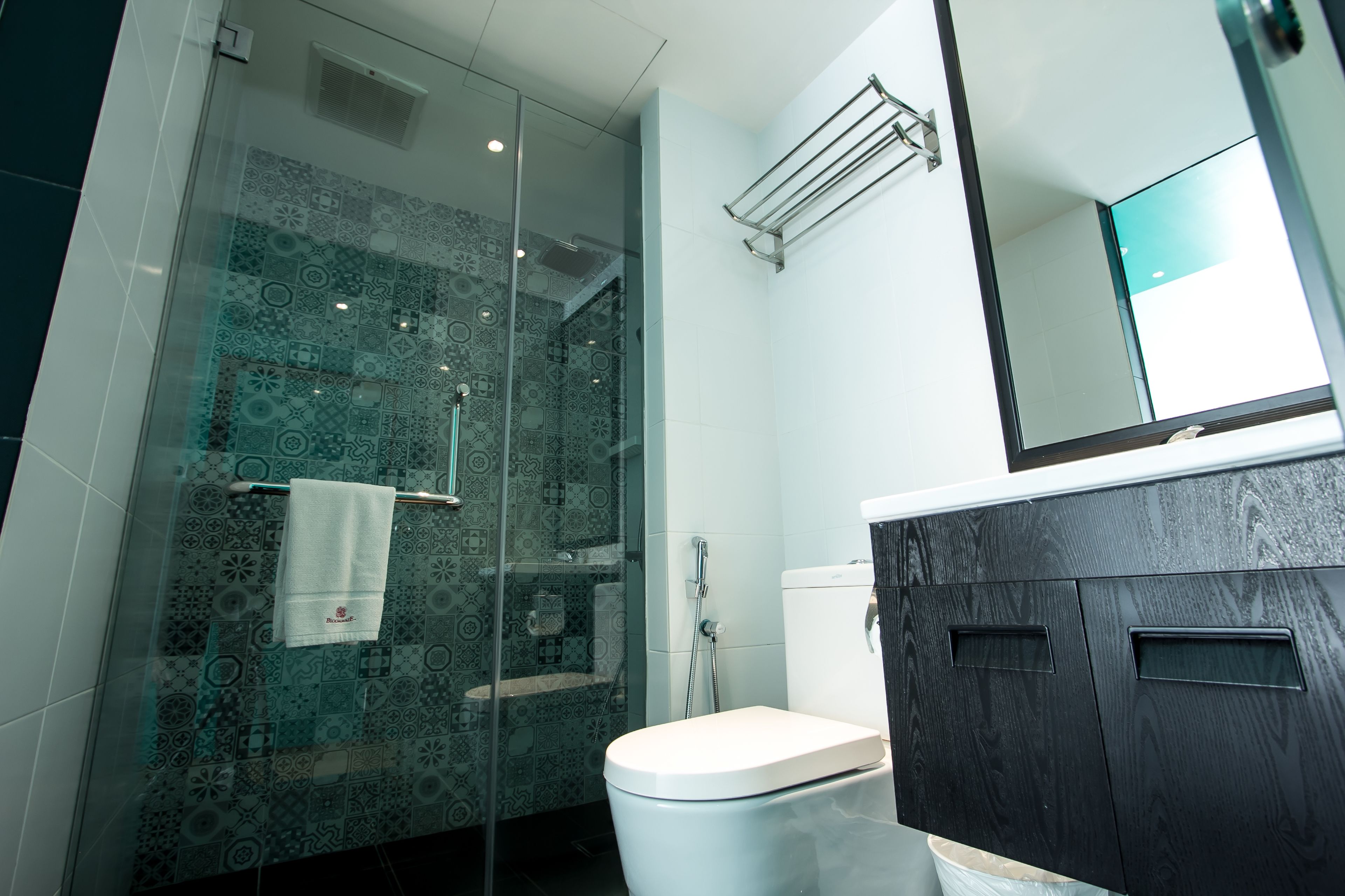 executive suite, 1 queen bed | bathroom | shower, free toiletries, hair dryer, towels