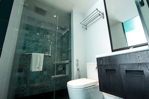 Executive Suite, 1 Queen Bed | Bathroom | Shower, free toiletries, hair dryer, bidet - Bloommaze Boutique Hotel (Puchong)