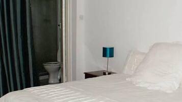 Ropa de cama de alta calidad, escritorio y cortinas blackout