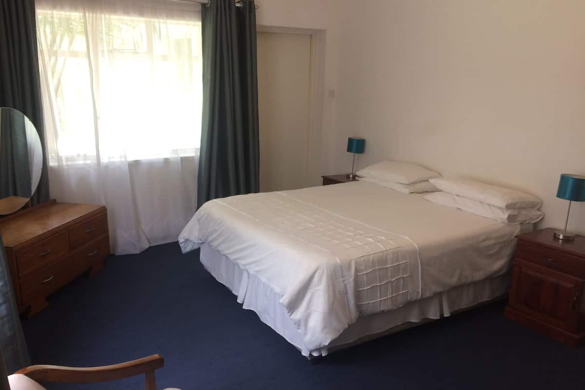 Camera doppia, bagno in camera, vista piscina | Biancheria da letto di alta qualità, una scrivania, tende oscuranti