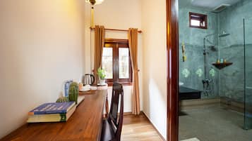 Habitación familiar, vistas al jardín | Minibar, caja fuerte, escritorio y sistema de insonorización