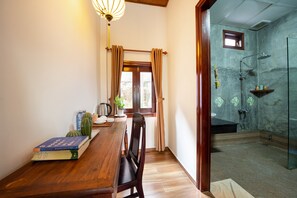 Habitación familiar, vista al jardín | Minibar, caja de seguridad en la habitación y escritorio 