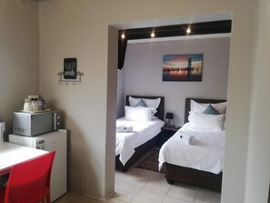 1 bedroom, premium bedding, laptop workspace, free WiFi - Villa Tropicana (Margate)