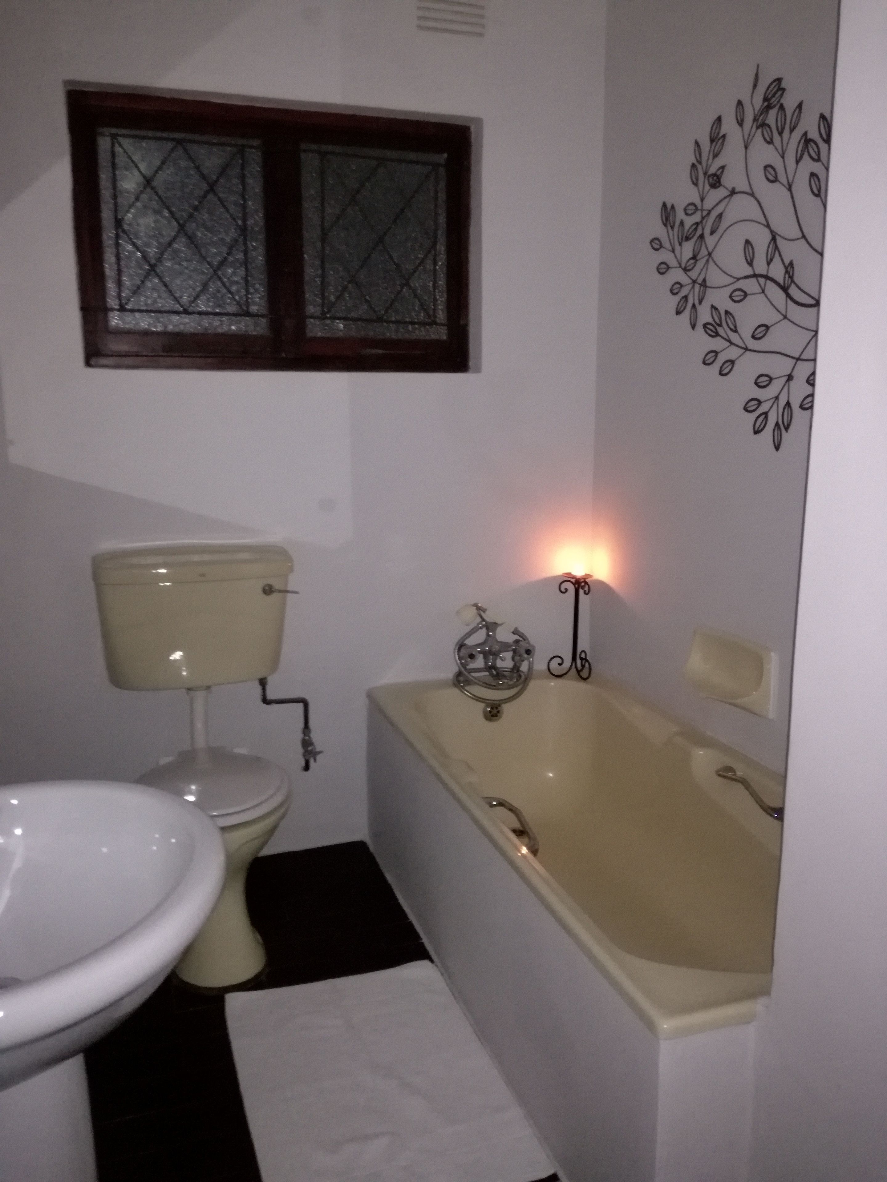 Un baño con inodoro, lavamanos y bañera.