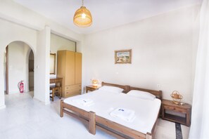 Estudio Confort, 1 habitación, vista al jardín | 1 habitación, escritorio, insonorización y wifi gratis