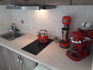 Fridge, stovetop, coffee/tea maker, electric kettle - Studios Margarita (Messini)