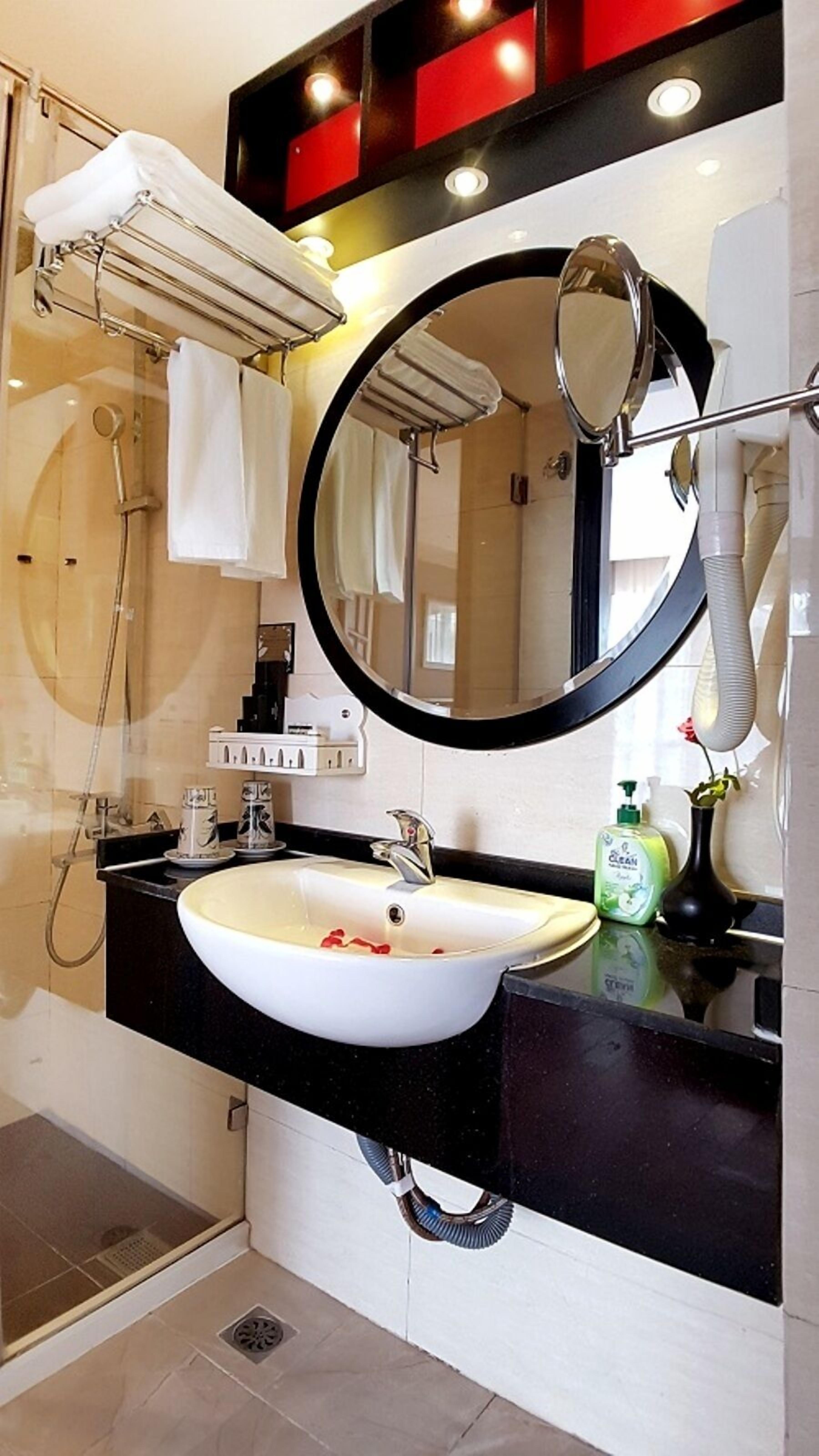 family quadruple room, non smoking | bathroom | shower, hydromassage showerhead, free toiletries, hair dryer