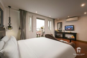 Deluxe Double Room, Balcony | Minibar, in-room safe, individually decorated, desk