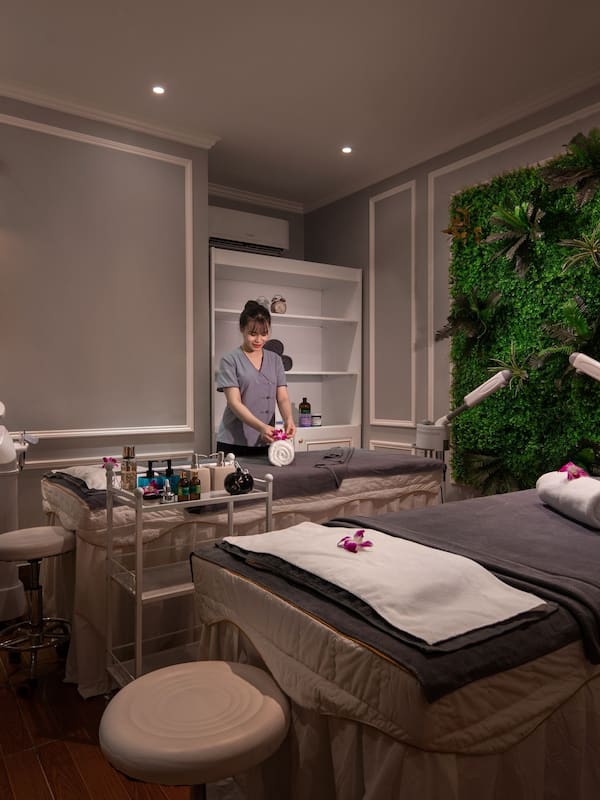 Couples treatment rooms, body treatments, hydrotherapy, aromatherapy