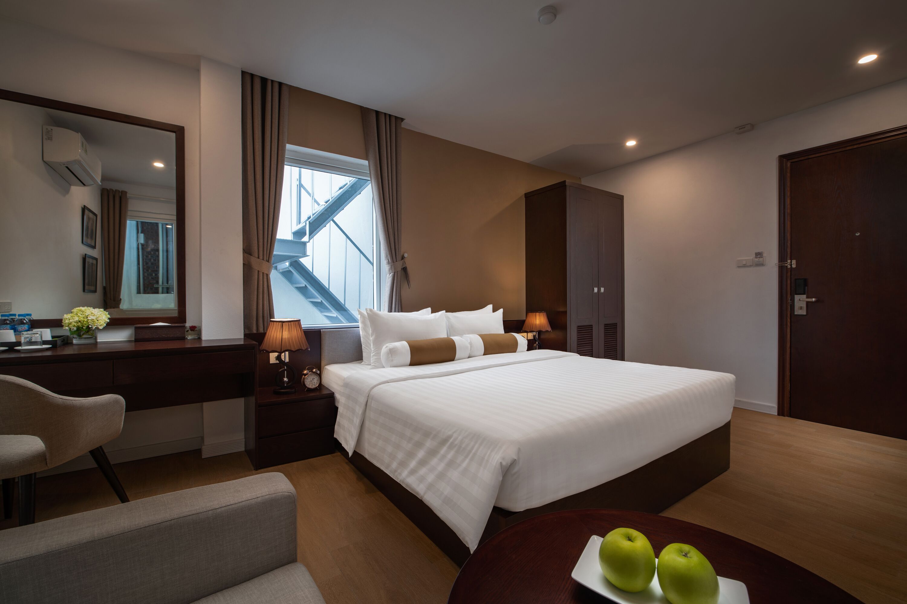 deluxe double or twin room | 1 bedroom, minibar, in-room safe, individually decorated