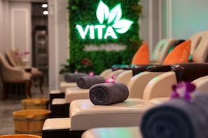 Couples treatment rooms, body treatments, hydrotherapy, aromatherapy