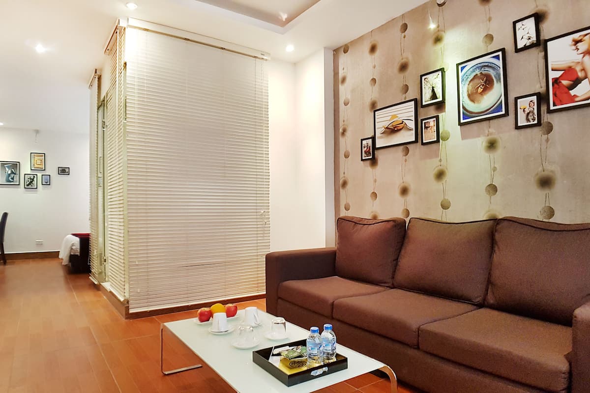 Executive suite | Woonruimte | Een flatscreentelevisie en een open haard