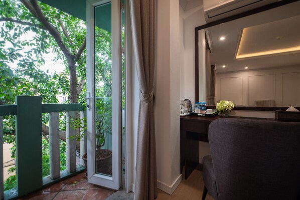 Signature Triple Room, Balcony | Bar mini, peti besi dalam bilik, dihias secara berasingan, meja 